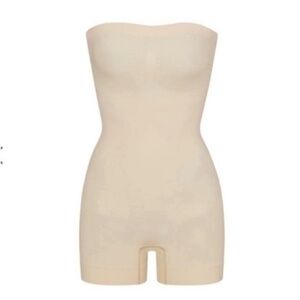 SKIMS SEAMLESS SCULPT STRAPLESS SHORTIE BODYSUIT SAND MEDIUM NO STRAPS